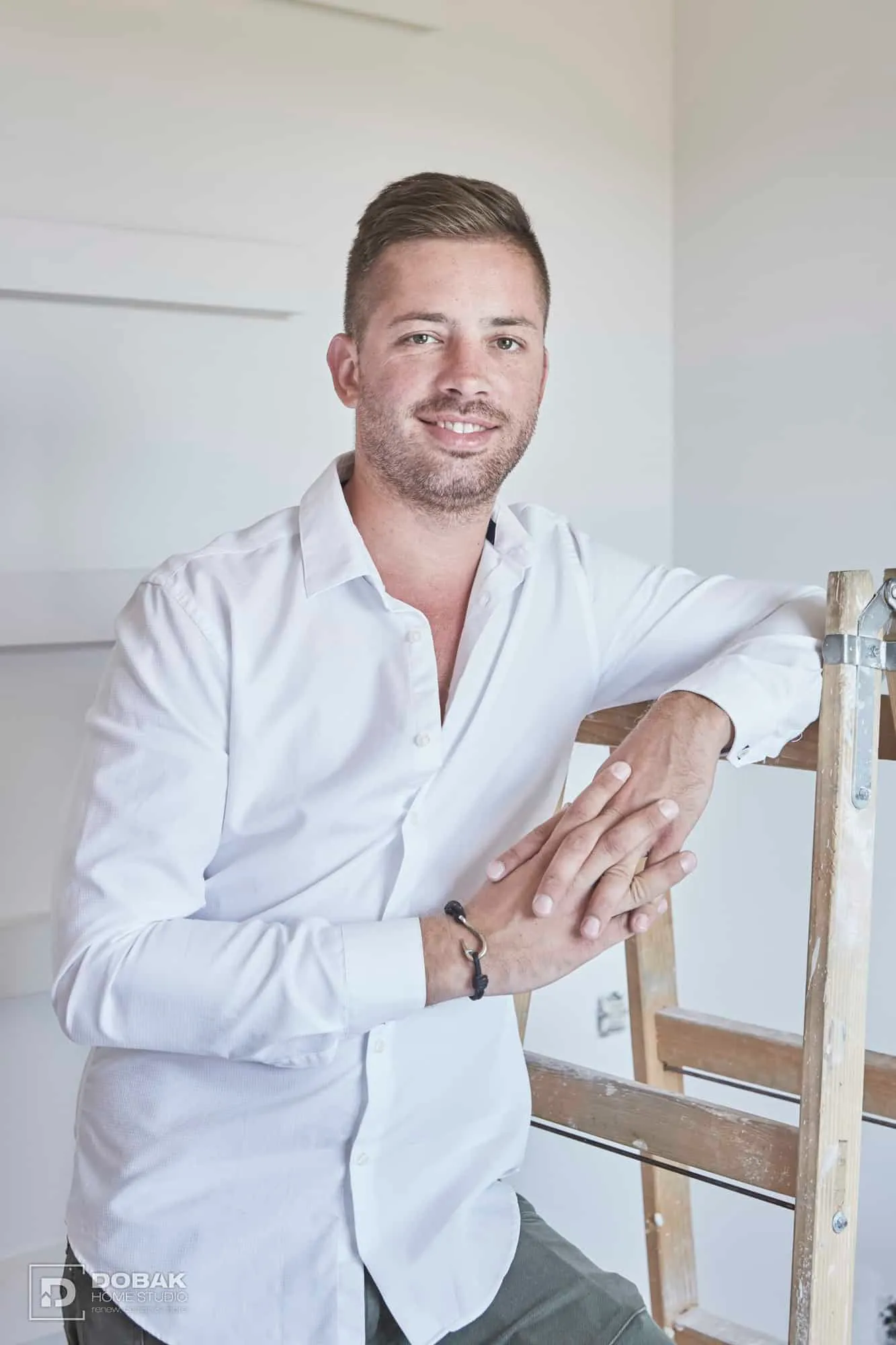 Peti, a Dobák Home Studio munkatársa